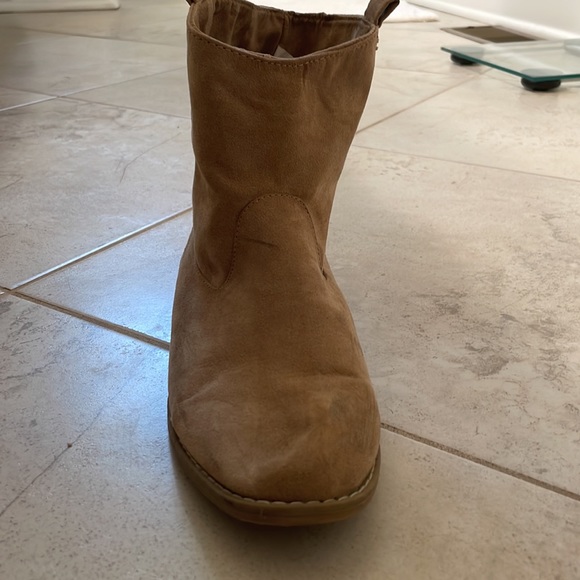 The cutest Suede tan ankle boots. Size 10 - Picture 3 of 4